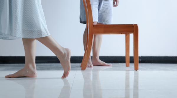 Mersul desculț acasă este benefic pentru copii? Ce ar trebui să știi