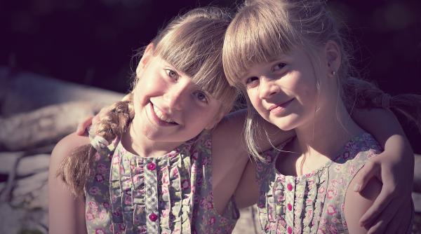 Cum se dezvoltă personalitatea gemenilor: Greșeli de evitat