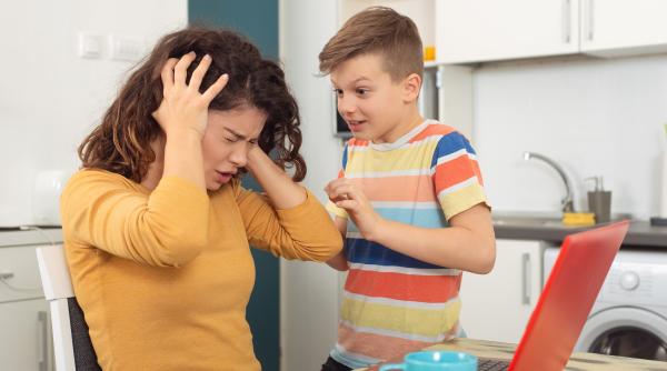 „De ce mă supăr mereu pe copiii mei?” Cauzele furiei față de micuți și ce poți face mai bine atunci când te enervezi pe ei