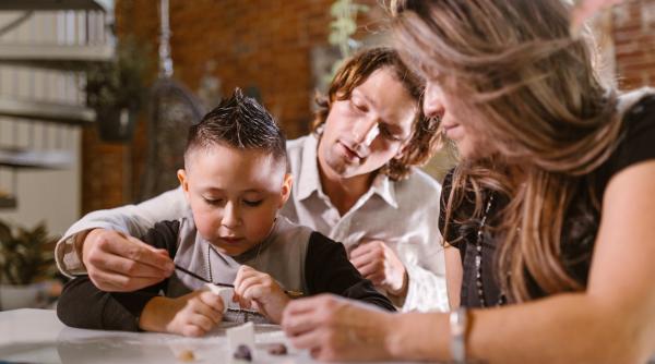 Homeschooling, cum funcționează educația parentală. Avantaje și dezavantaje ale acestei metode inedite de educație