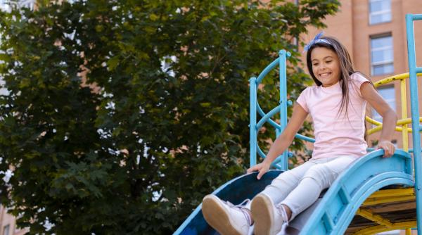 „Țineți copiii departe!” Mamă, avertisment dur cu privire la locurile de joacă, după un incident suferit de fetița ei: „Locul este o capcană!”