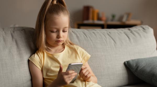 De ce telefonul mobil nu este o jucărie pentru copii? Un instrument de divertisment care conține numeroase pericole! 