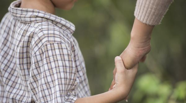 Reacția emoționantă a unui băiețel când a aflat că a fost adoptat. „Mi-a atins inima!” / VIDEO 