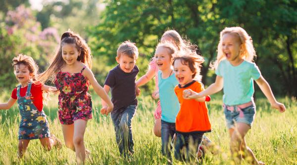 Copiii au nevoie de joacă liberă, fără un adult care îi controlează, pentru o sănătate mintală mai bună, potrivit unui profesor de la Harvard