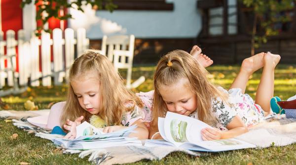 Temele școlare în vacanță? DA, dar cu altă abordare! Specialiștii atrag atenția asupra fenomenului „toboganul de vară”