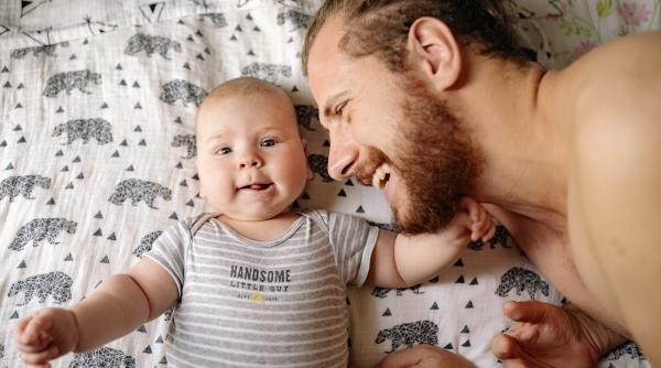 Rolul tatălui în primele luni ale copilului. Lucruri mărunte care contează mai mult decât îți imaginezi