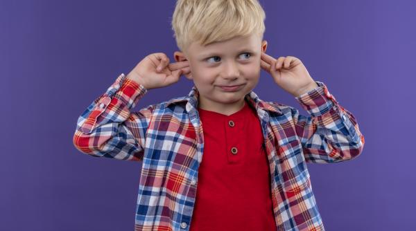 „Surditatea selectivă” sau de ce copilul ascultă doar când vrea? Experții în parenting explică posibilele motive din spatele acestui comportament