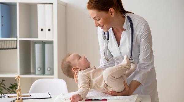 Cele zece mituri despre sănătatea bebelușului, demontate de pediatri: „Nu s-a dovedit științific niciunul!”