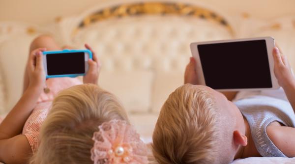 Expunerea prelungită a copiilor la ecrane deteriorează pielea! Experții avertizează: „Părinții trebuie să fie conștienți și de aceste efecte negative!”