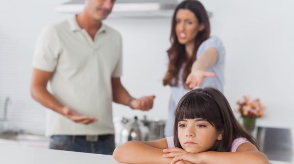 Comportamente care îi îndepărtează pe copii de părinți. „Sunt situații pe care trebuie să le rezolvi la timp”, avertizează psihologii