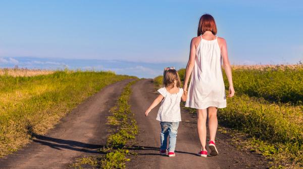 Creșterea cu un tată absent și consecințele asupra copiilor. Poate altcineva să acopere lipsa figurii paterne? 