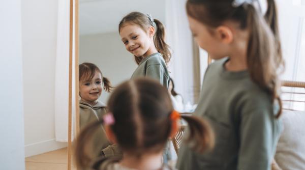 „Jocul cu oglinda”, un instrument de la specialiști pentru a ajuta copiii să-și recupereze stima de sine. Psiholog: „Un rol terapeutic deosebit!”