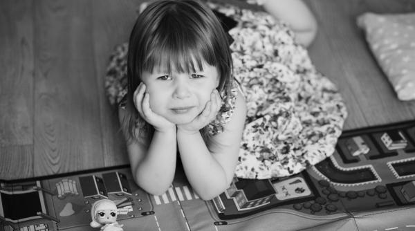 Lasă-ți copilul să se plictisească: Plictiseala nu este un inamic care ar trebui combătut cu orice preț! Iată de ce