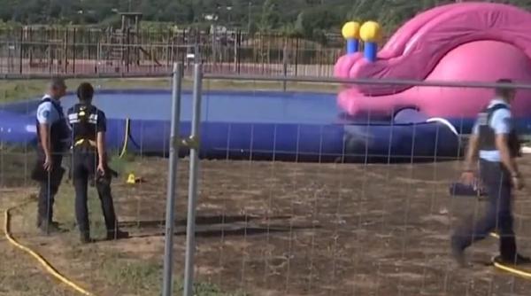 Tragedie într-un parc acvatic: Tată și fetiță de 3 ani, prinși în „capcană” după ce un castel gonflabil a fost smuls de vânt și aruncat / VIDEO