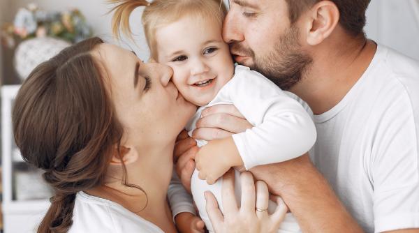 „Când părinții devin orfani”: Poezia care te va face să te bucuri de fiecare clipă alături de copiii tăi