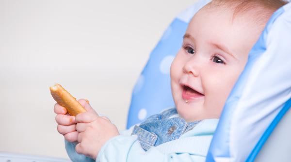 Cum și când să introduceți glutenul în alimentația bebelușului? Un medic pediatru explică