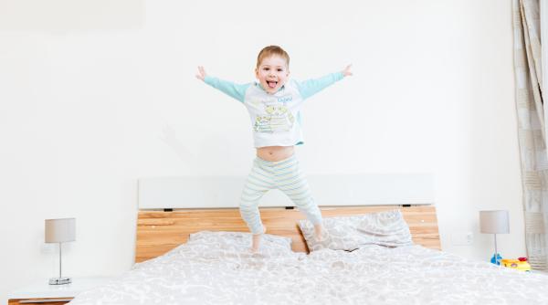 De ce copilul se trezește atât de devreme în weekend? Explicația pentru acest comportament matinal