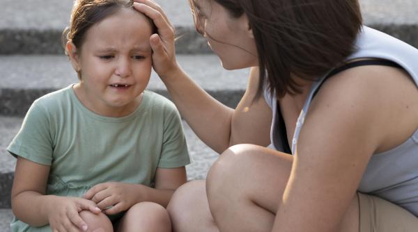 Expresia magică pentru a calma un copil atunci când se lovește. O cititoare ParintisiPitici.ro ne-a împărtășit-o: „Aparent simplă, dar puternică” / EXCLUSIV