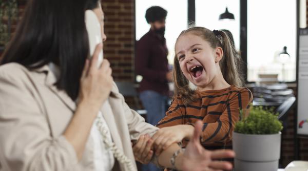 Copilul vă întrerupe conversațiile tot timpul? De ce apare și cum să gestionați acest comportament? Un psiholog oferă soluții practice!