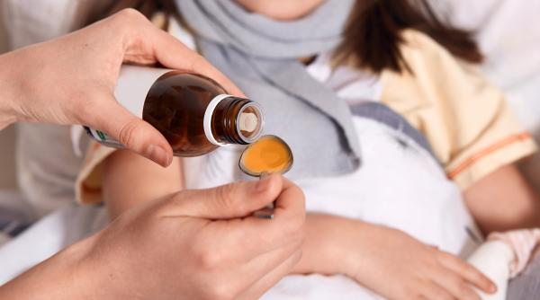 Tragedie în urma tratamentului cu un sirop de tuse: Autoritățile descoperă înfricoșătoarele încălcări care au dus la stingerea din viață a zeci de copii