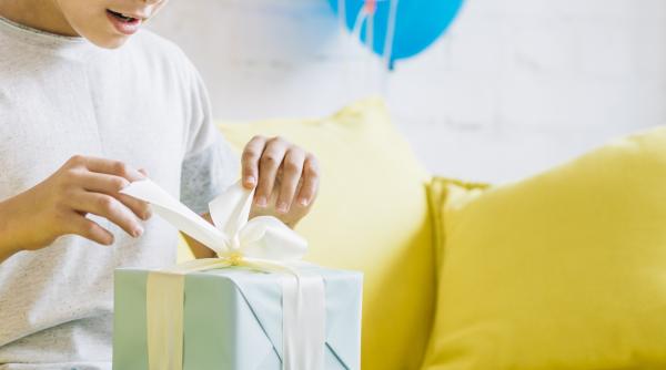 O mamă a izbucnit în lacrimi după ce a trimis invitații pentru aniversarea fiului ei: „Cum e posibil așa ceva?”