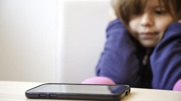 „O tendință alarmantă!” 6 moduri în care utilizarea telefoanelor mobile afectează sănătatea mintală a unui copil