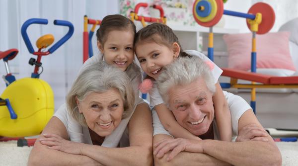 Relația dintre bunici și nepoți poate ajuta la prevenirea bolii Alzheimer sau a demenței senile