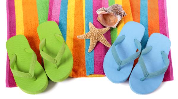 Șlapii NU sunt o încălțăminte adecvată pentru bebeluși și copii mici! Un medic podolog explică riscurile