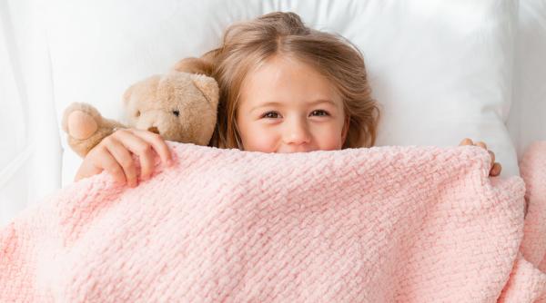 Ursulețul sau „păturica magică”: De ce este o idee proastă să luați de la copii obiectele de atașament „pentru că au crescut mari”