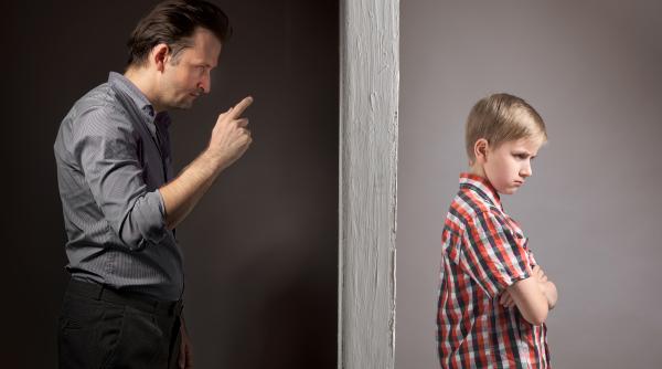 Reacția creierului copilului la critică. Un studiu recent dezvăluie marile daune pe care le provoacă pe termen scurt și lung: „Poate fi dezastruos”