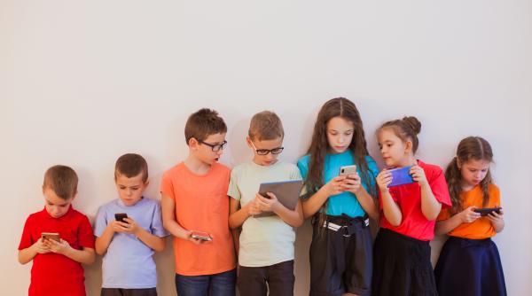 Copiii petrec cu 30% mai mult timp pe ecrane vara, potrivit unui studiu recent: „De la Alpha la Z, educația generațiilor digitale”