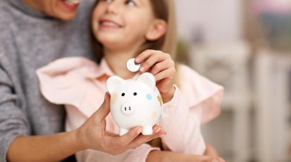 Simplul obicei care îl face pe copil să învețe să economisească, potrivit unui om de afaceri: De la ce vârstă să începi cu metoda „cele patru pușculițe”