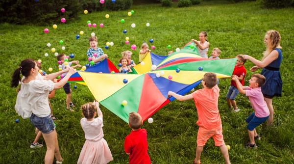 Dezvoltarea socială la copii: Așa socializează micuții, în funcție de vârstă