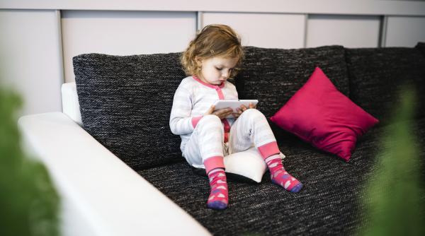 Ecranele, „babysitterul” generației Alpha. Un studiu recent arată o situație alarmantă