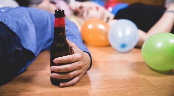 Latura „B” a petrecerilor de vară: Debutul adolescenților în consumul de alcool. Psiholog specializat în dependențe: „Ce exemplu le oferim copiilor?”