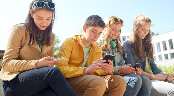 „FOMO”, un nou sindrom legat de rețelele sociale care afectează mai mult adolescenții. Psihologii atrag atenția părinților: „Are un impact devastator!”