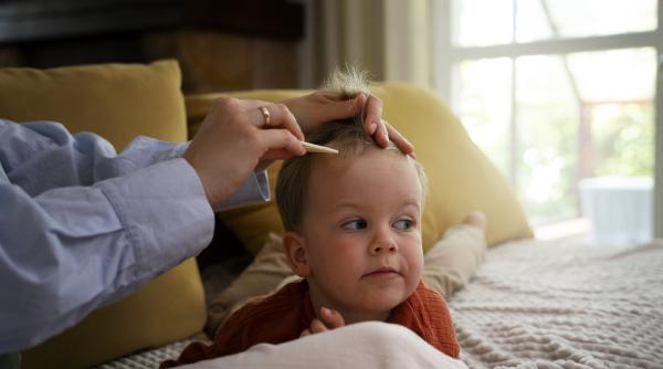Bebelușul trebuie ras în cap astfel încât părul să crească mai des? Mit sau realitate? Un expert în dermatologie pediatrică răspunde!