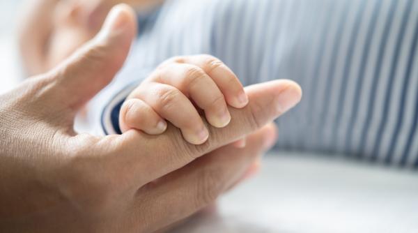 Bebeluși pentru 120.000 euro: O „fabrică” de copii, în care era implicată și o româncă, destructurată de Interpol. Mamele, ținute de brokeri în 14 case