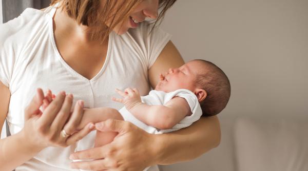 „Oportunitate pentru fetele cu dificultăți financiare!” Anunțul înșelător care ademenea tinerele să devină mame-surogat în „fabrica” de copii din Grecia