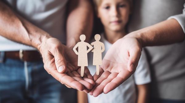 Salariul asistentului maternal din România. Cât câștigă cei care deschid ușile căminului pentru copiii în plasament