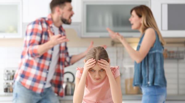 Greșelile pe care le fac părinții și care le subminează relația: Sosirea copiilor în viața unui cuplu marchează o schimbare profundă și tumultuoasă