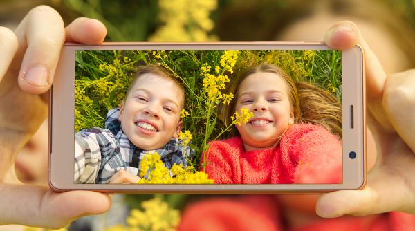 În această țară ar putea deveni ilegal să postezi fotografii cu copiii tăi pe internet: Discuții privind dreptul minorilor la intimitate