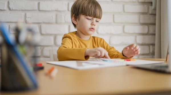 Mituri despre caracteristicile copiilor stângaci: Numeroase studii au le-au demontat! 