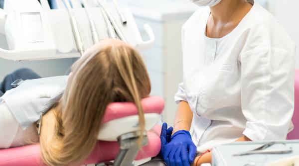 O fetiță de 8 ani și-a găsit sfârșitul după o vizită la cabinetul stomatologic: „Fiica mea se plângea de dureri la o măsea”