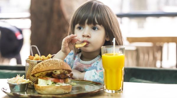 STUDIU: Sănătatea mintală, influențată de ceea ce le dăm copiilor noștri de mâncare