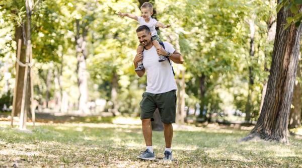 7 afirmații pe care toți băieții trebuie să le audă de la tatăl lor! Expert în dezvoltarea copilului: „NU vă mai bazați pe clișee!”