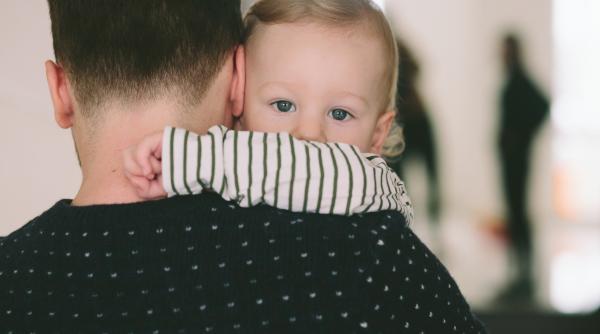 Cum să liniștești un copil după ce te-ai enervat pe el: Ghid practic în patru pași pentru părinți!