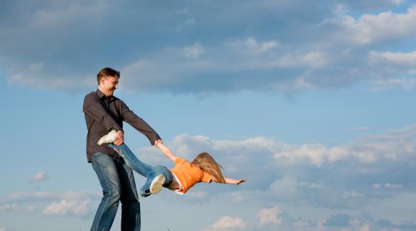 7 moduri comune în care părinții își rănesc copiii în joacă. Medicii pediatri trag un semnal de alarmă: „Sunt pericole ascunse!”