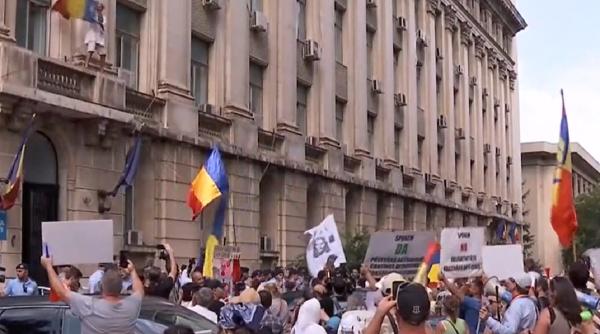 Părinții care au copiii vaccinați au luat cu asalt protestul anti-vacccin. Tablou asemenea scenelor din operele lui Caragiale în fața Ministerului Sănătății