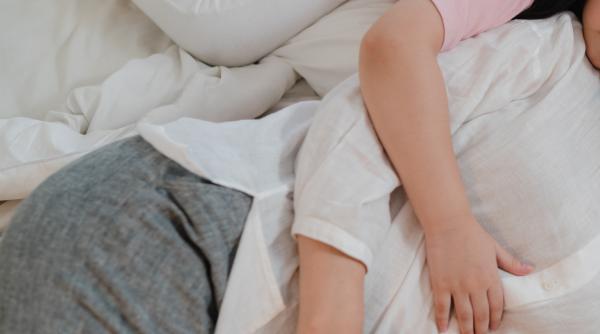 „Tati, mami nu trezește!”. Descoperire tristă făcută de o fetiță de 4 ani după ce s-a cuibărit în pat lângă mama ei: „Cred că este foarte obosită”